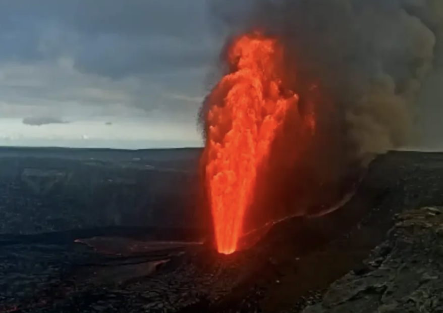VOLCÁN KILAUEA ENTRA EN ERUPCIÓN; FUENTES DE LAVA ALCANZAN 300 METROS EN HAWÁI